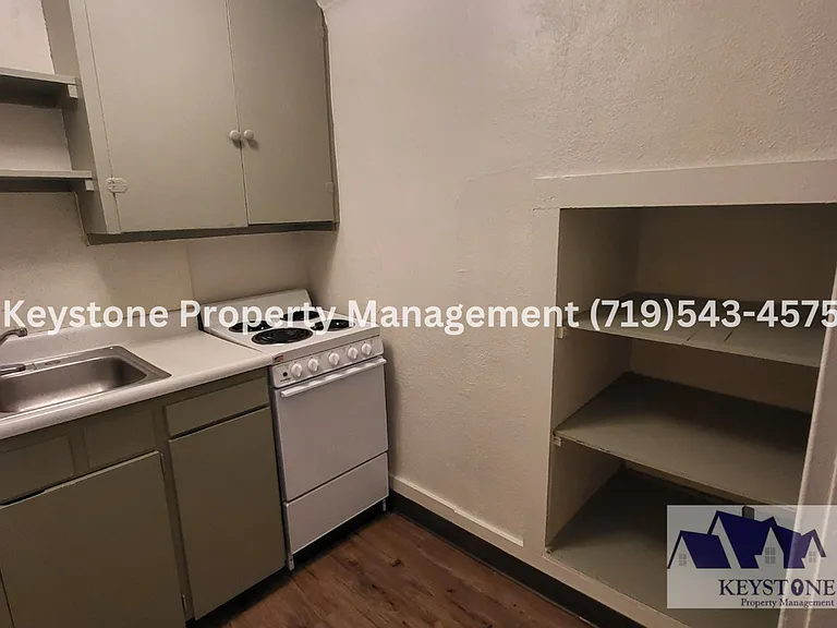 $400 Off Move In Special! Centrally Located 2nd Floor Apartment with 1 Bedroom/1 Bathroom - $800/... — Photo 11