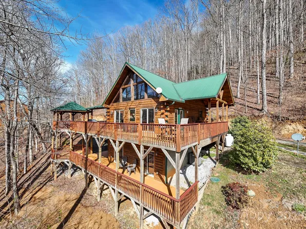 112 Mountain Range Dr, Whittier, NC 28789