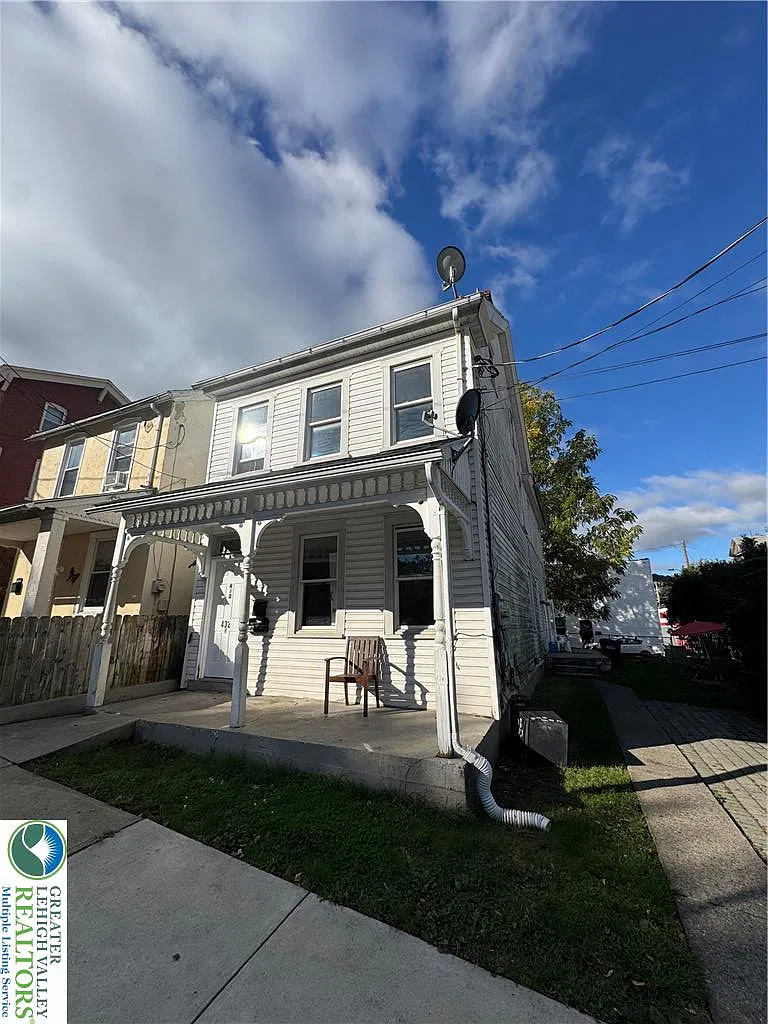3 bed, 1976 sqft, $1,850 — Photo 1