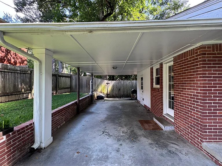 2571 Warwick Cir — Photo 4