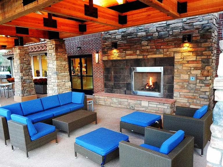 Outdoor Lounge & Fireplace