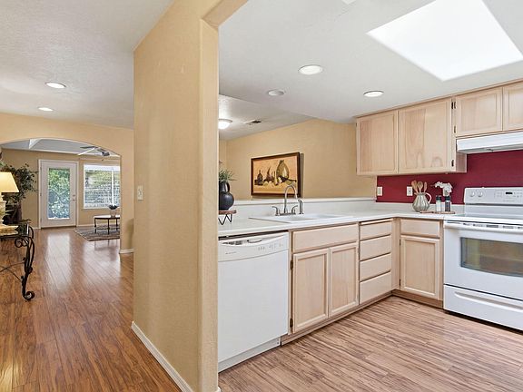 4th image of 430 Crystal Dr