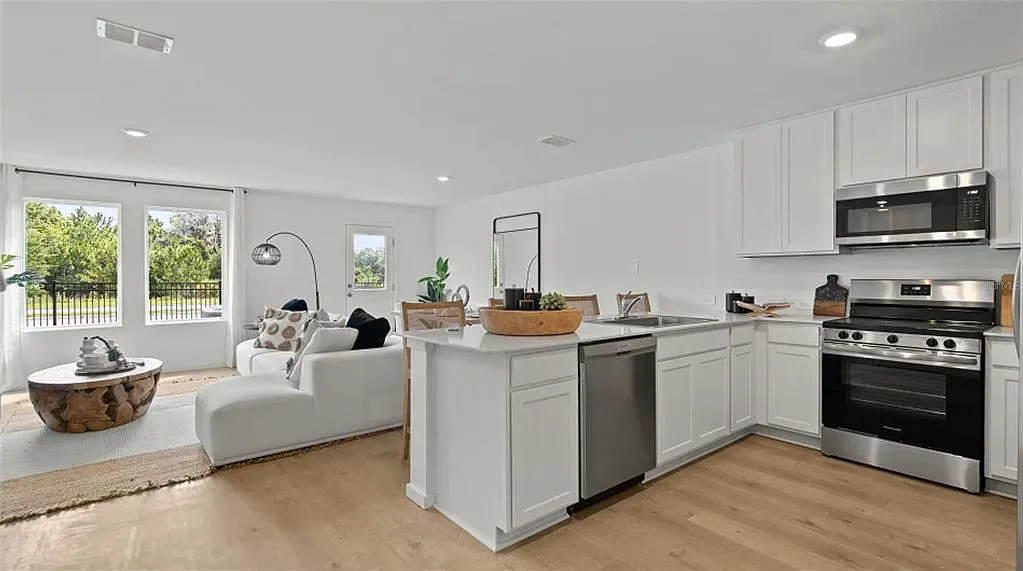 3 bed, 2.5 bath, 1378 sqft, $1,900 — Photo 4