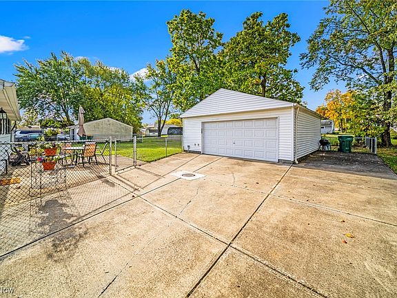 5th image of 9964 Crestwood Dr