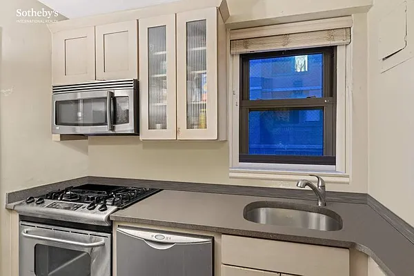 Sold by Sotheby's International Realty | media 9