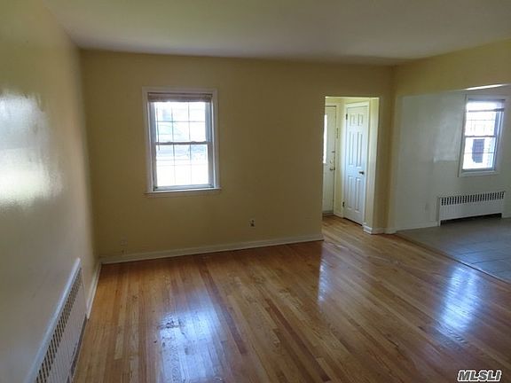 5th image of 249 Doris Ave