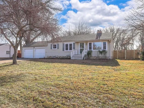 8901 E 66th St, Raytown, MO 64133