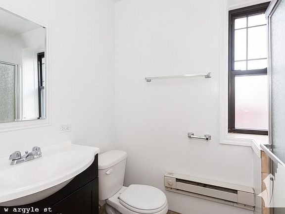 2nd image of 1025 W Argyle St #115