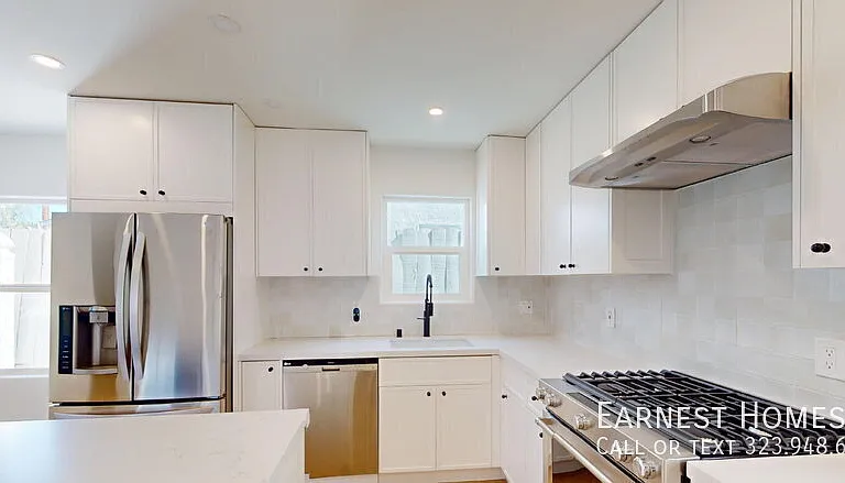 15242 Morrison St — Photo 6