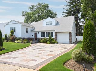 2007 Brook Park Dr, Merrick, NY 11566