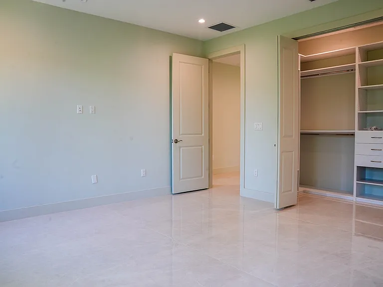 SW 65th Ave — Photo 32