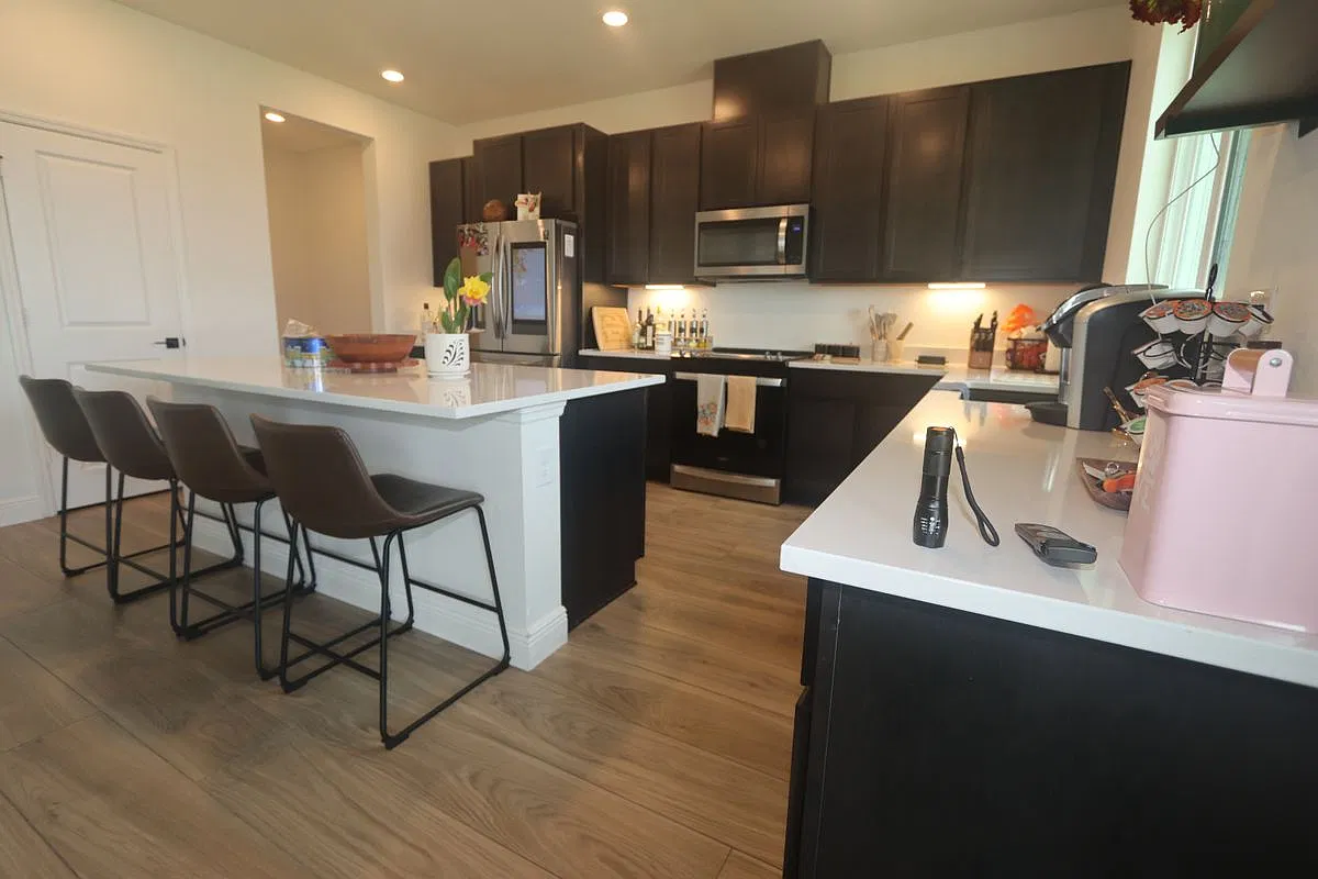 6 bed, 4.5 bath, 3249 sqft, $4,400 — Photo 3
