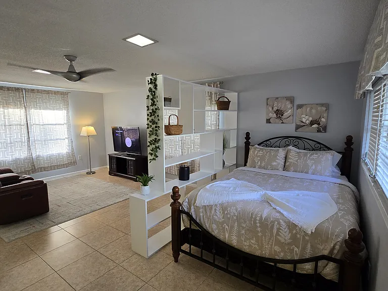 master suite w/ queen bed