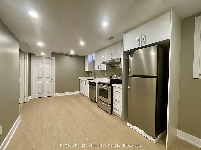 824 College Manor Dr #LOWER — Photo 15