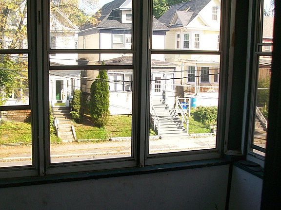 4th image of 692 Myrtle Ave #2