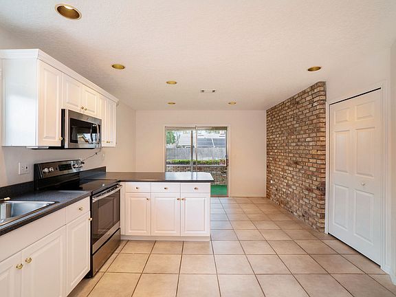 3rd image of 213 Harrogate Pl