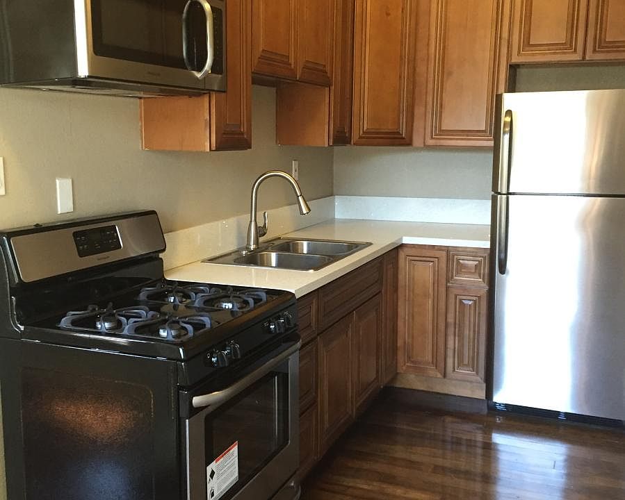 2nd image of 1037 Hyperion Ave