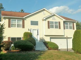 26 Autumn Dr, Poughkeepsie, NY 12603