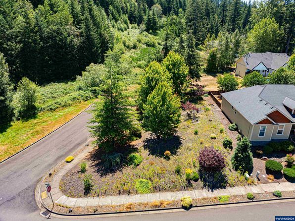 985 Pinetop St, Sweet Home, OR 97386