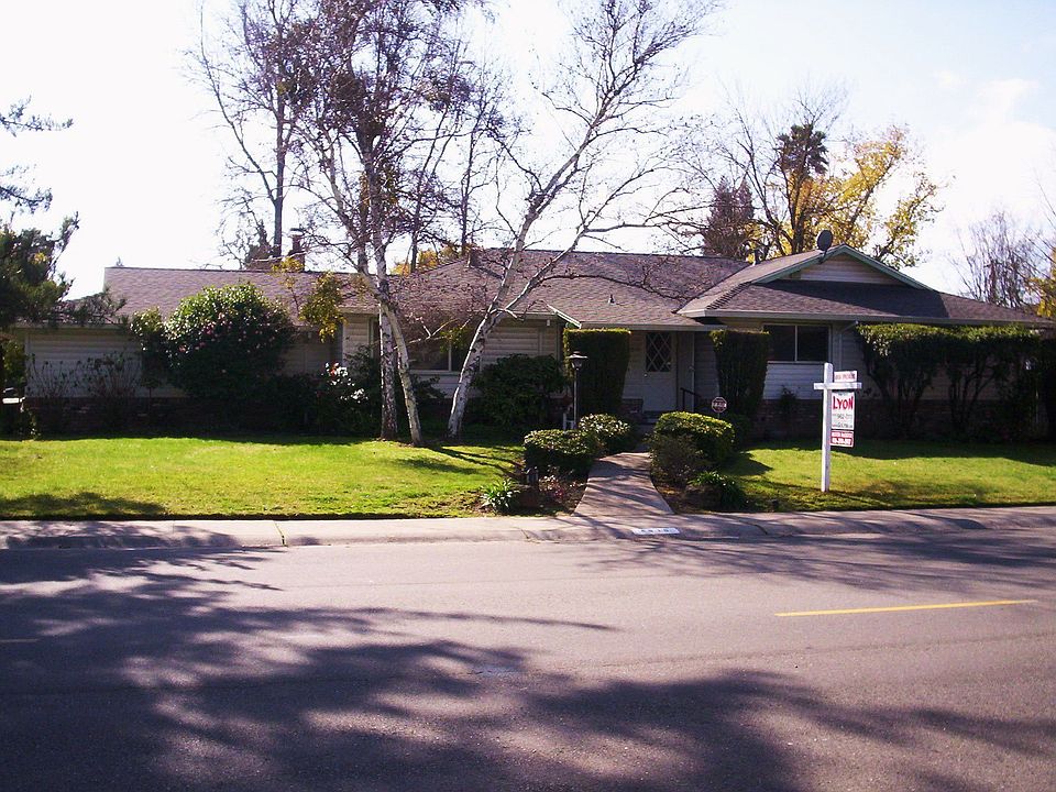 1725 sf 0.32 acres 3 bed /2 full baths