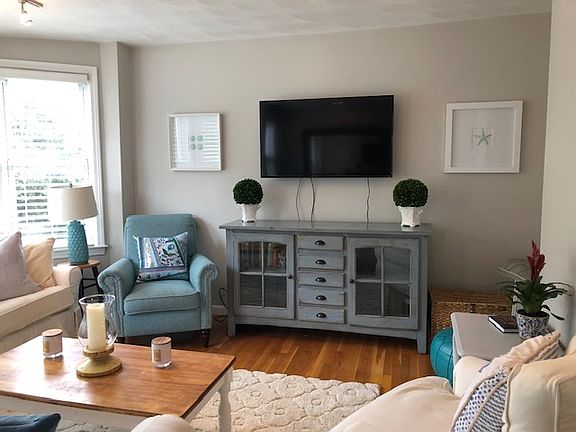 2nd image of 383 Maverick St #2
