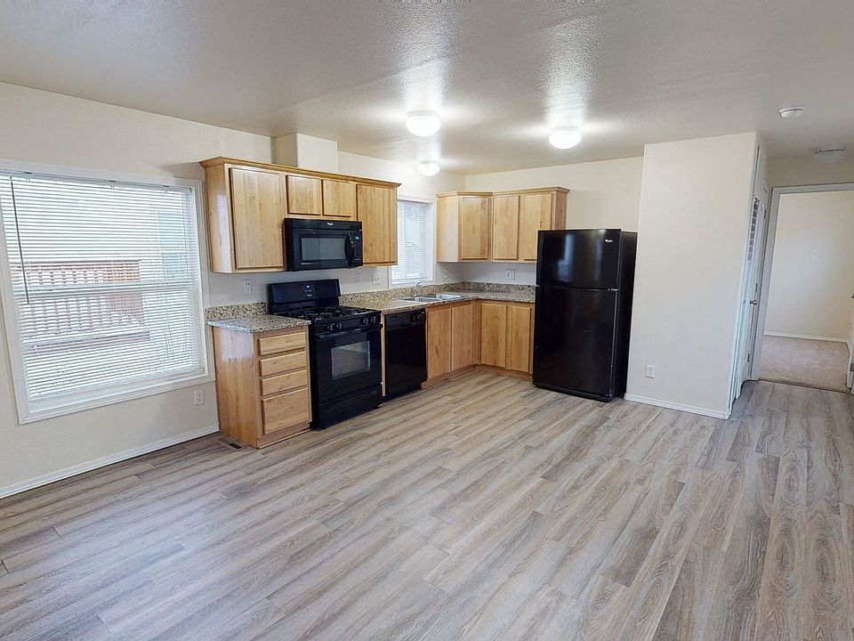 Four Seasons Apartments - Kitchen