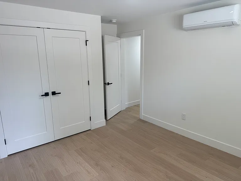 6477 Summit Cres #B — Photo 5