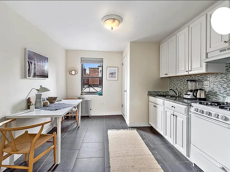 303 E 10th St #10 — Photo 9