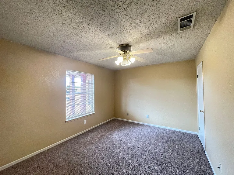 2208 Hunt Dr — Photo 15