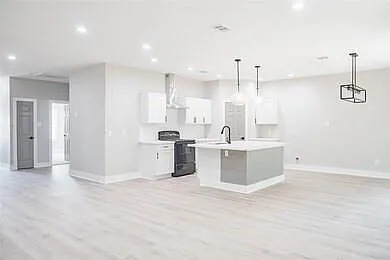 2414 Myrtle St — Photo 7