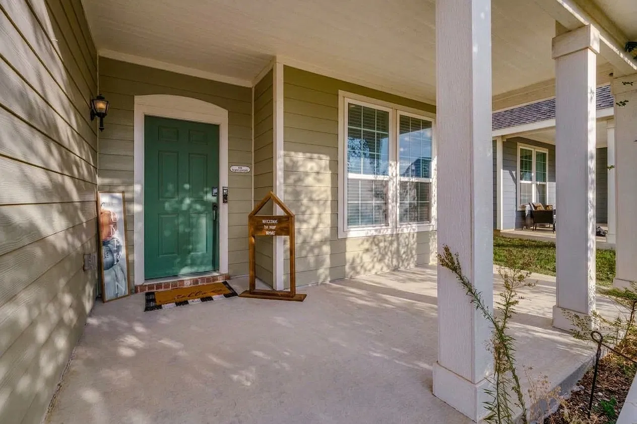 3 bed, 2.5 bath, 2717 sqft, $2,395 — Photo 2