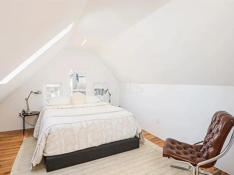 2nd bedroom w/ skylight