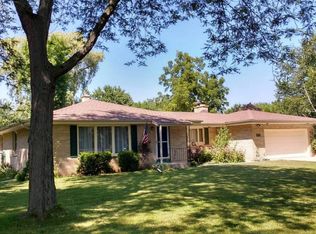 4708 W Chippewa Dr, Mequon, WI 53092