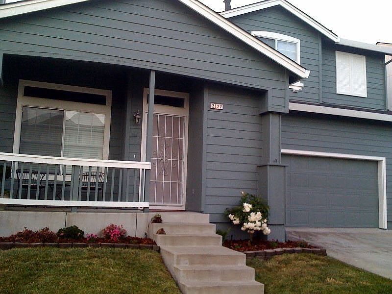 nice fresh paint job and flowers