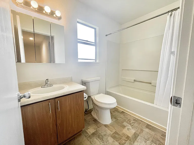 4686 Oak St — Photo 4