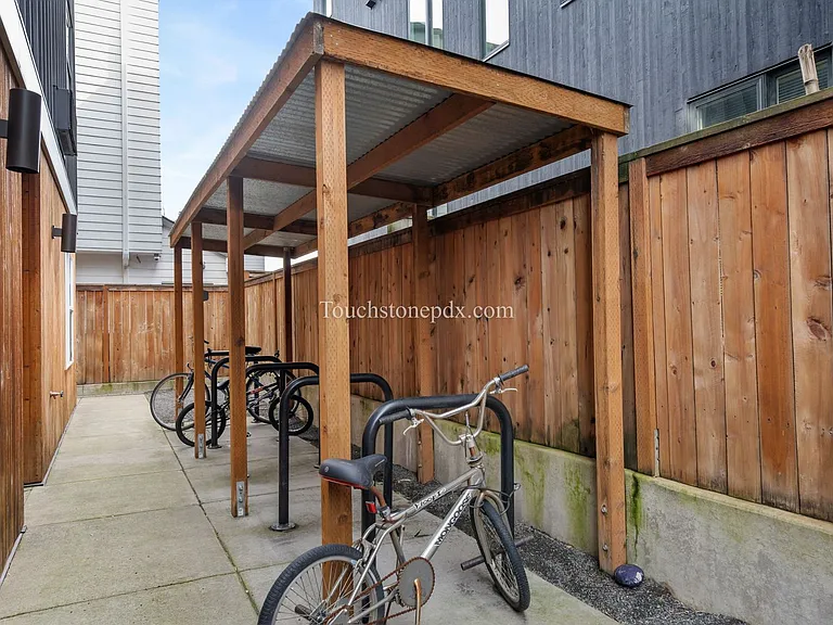 424 NE Jessup St #11 — Photo 36
