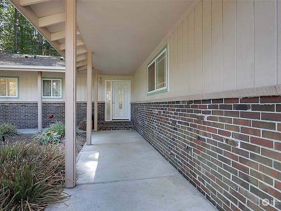 3rd image of 2095 Lakemoor Drive SW