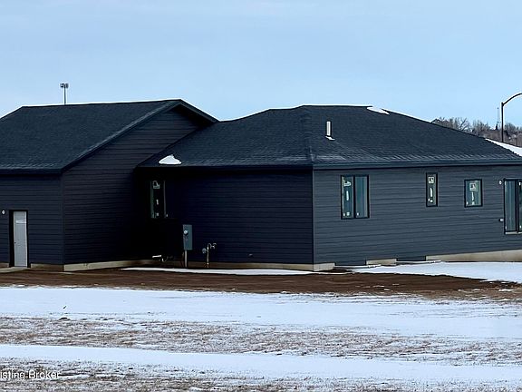 4th image of 520 River Dr