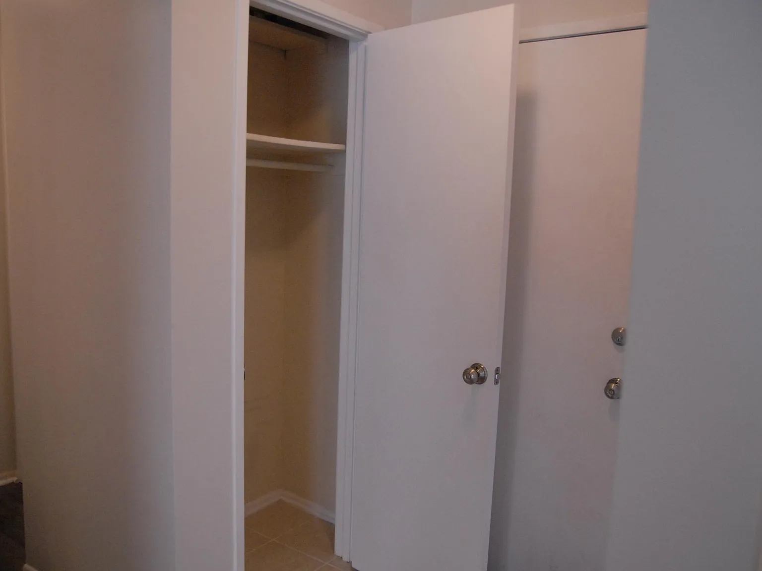 2438 Glengyle Dr — Photo 3