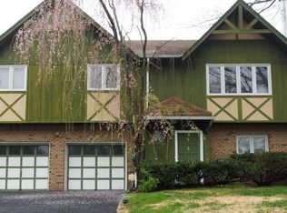 8 Redwood Ln, Lake Hopatcong, NJ 07849