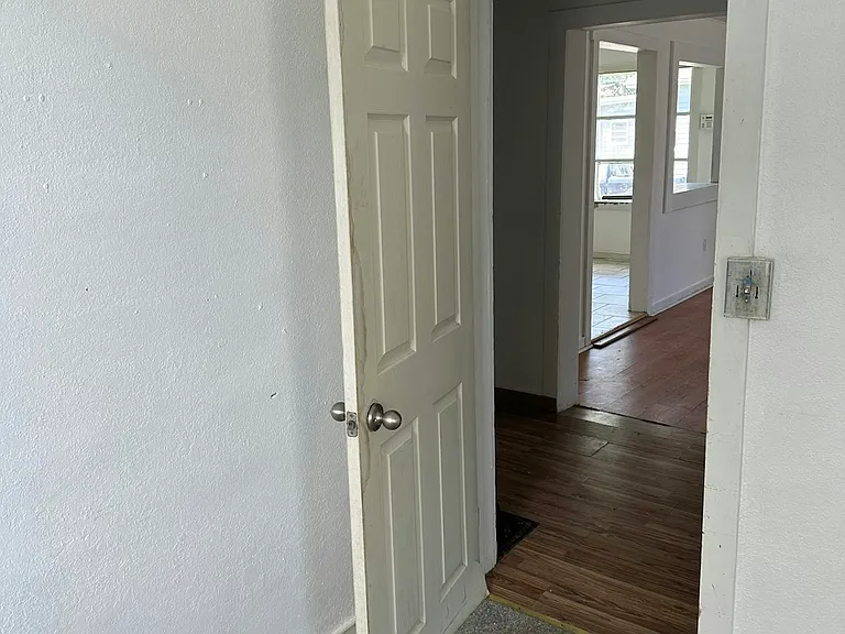 2121 N Prospect Rd — Photo 12
