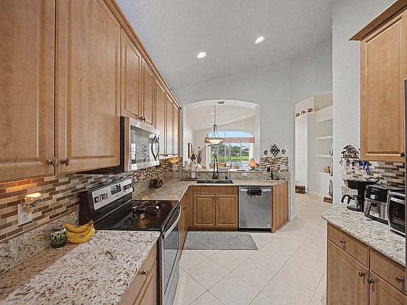 3rd image of 806 NW Rutherford Court