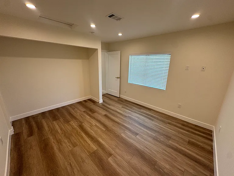 22812 Saticoy St #22810 — Photo 5