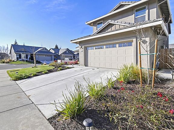 3rd image of 1035 Heritage Way