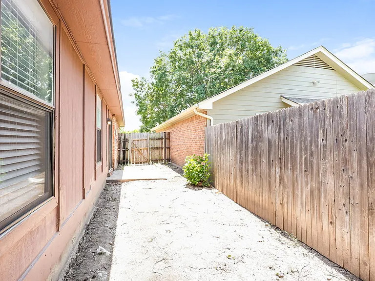 1416 Horncastle St — Photo 16