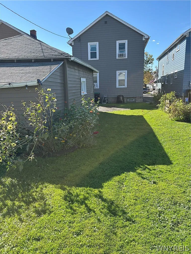 3 bed, 1.0 bath, 1100 sqft, $1,750 — Photo 3