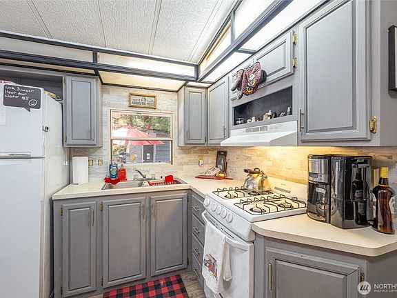 4th image of 1075 Birch Lane