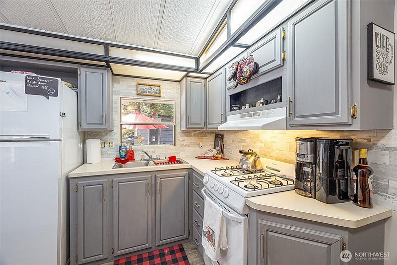 4th image of 1075 Birch Lane
