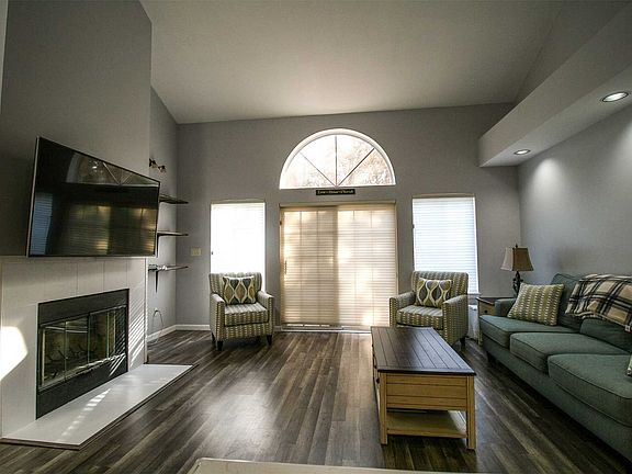 4th image of 302 Prairie Ct