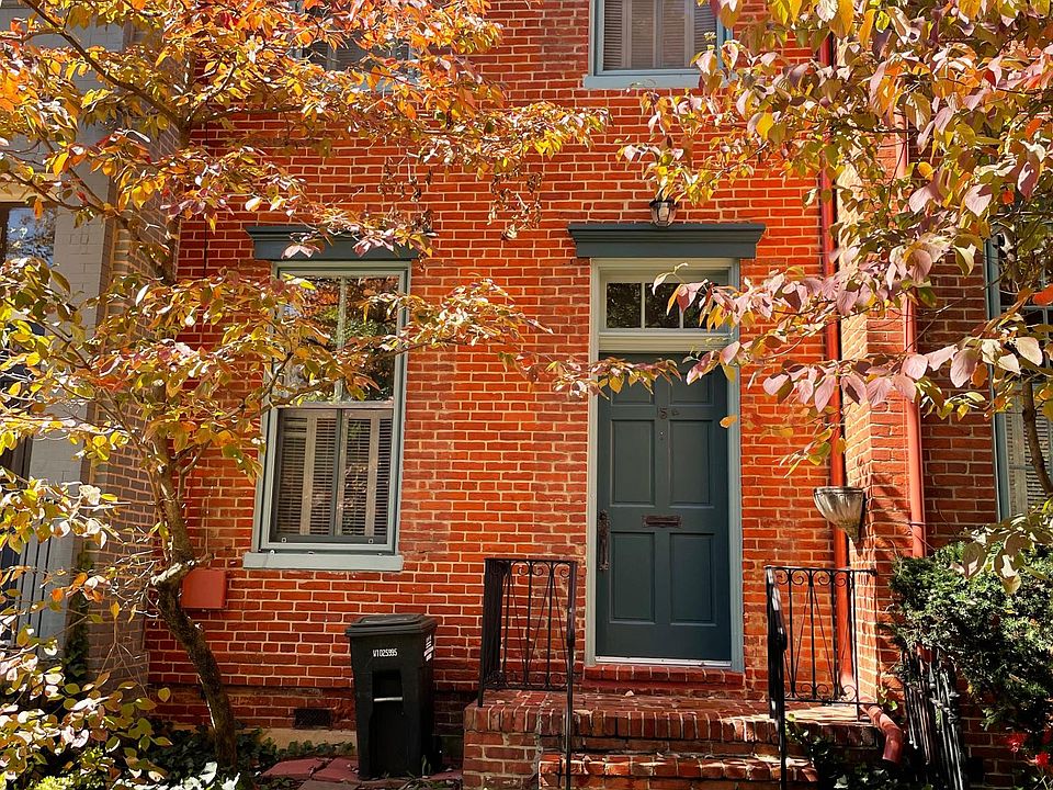 Unique townhouse apartment unit, direct street access.